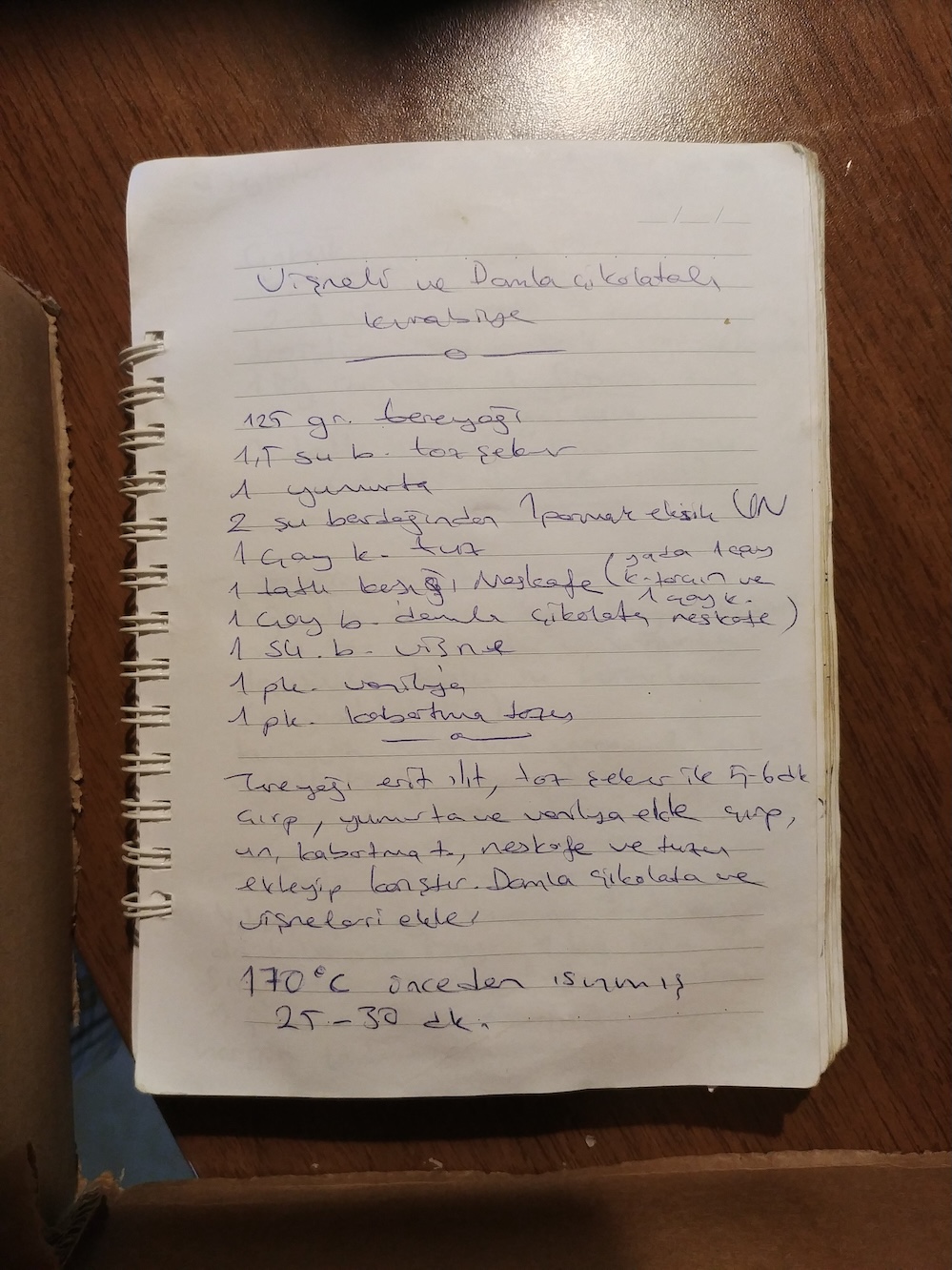 Vişneli ve Damla Çikolatalı Kek